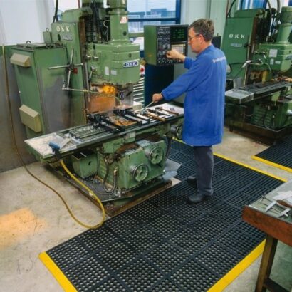 Modułowa mata niepalna z otworami