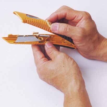 Nóż z ostrzem na sprężynie