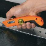 Nóż z ostrzem na sprężynie