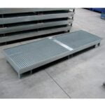 Paleta wyłapująca na 4 beczki w rzędzie - ocynkowana