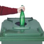 Pojemnik z tworzywa na kółkach na szkło