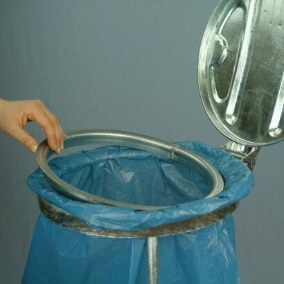 Stojak na worek z metalowym wiekiem