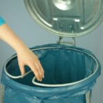 Stojak na worek z metalowym wiekiem