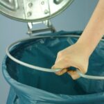 Stojak na worek z metalowym wiekiem